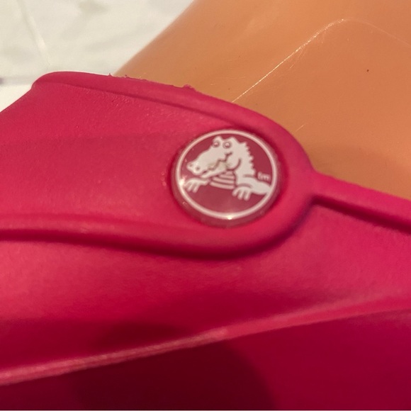 Women's Crocs Freesail Slip-on Clogs Shoes Mules Fuchsia Candy Pink Size 7 NWOT - Picture 7 of 15